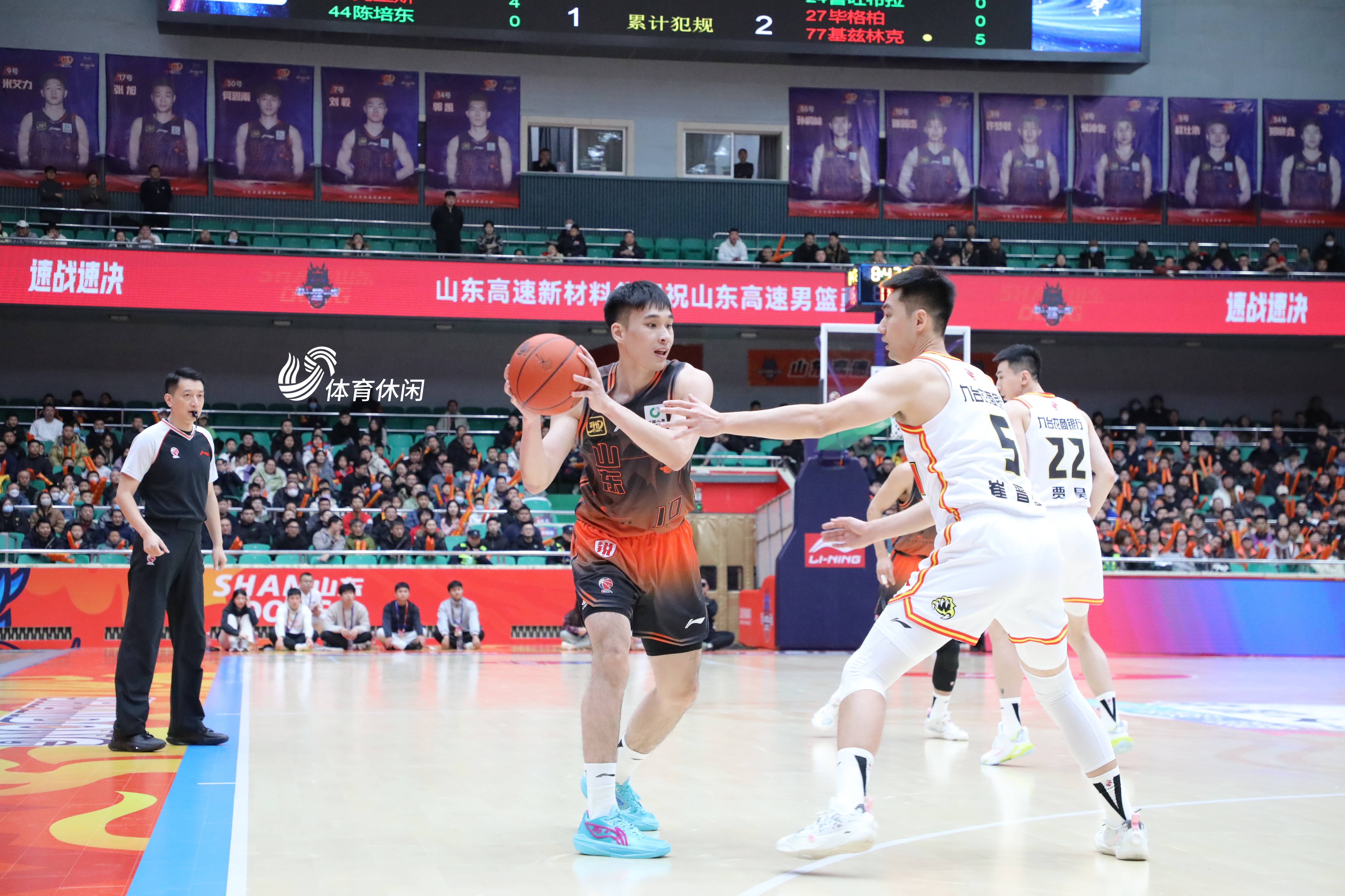 山东鲁能主场大胜深圳佳兆业，继续领跑积分榜