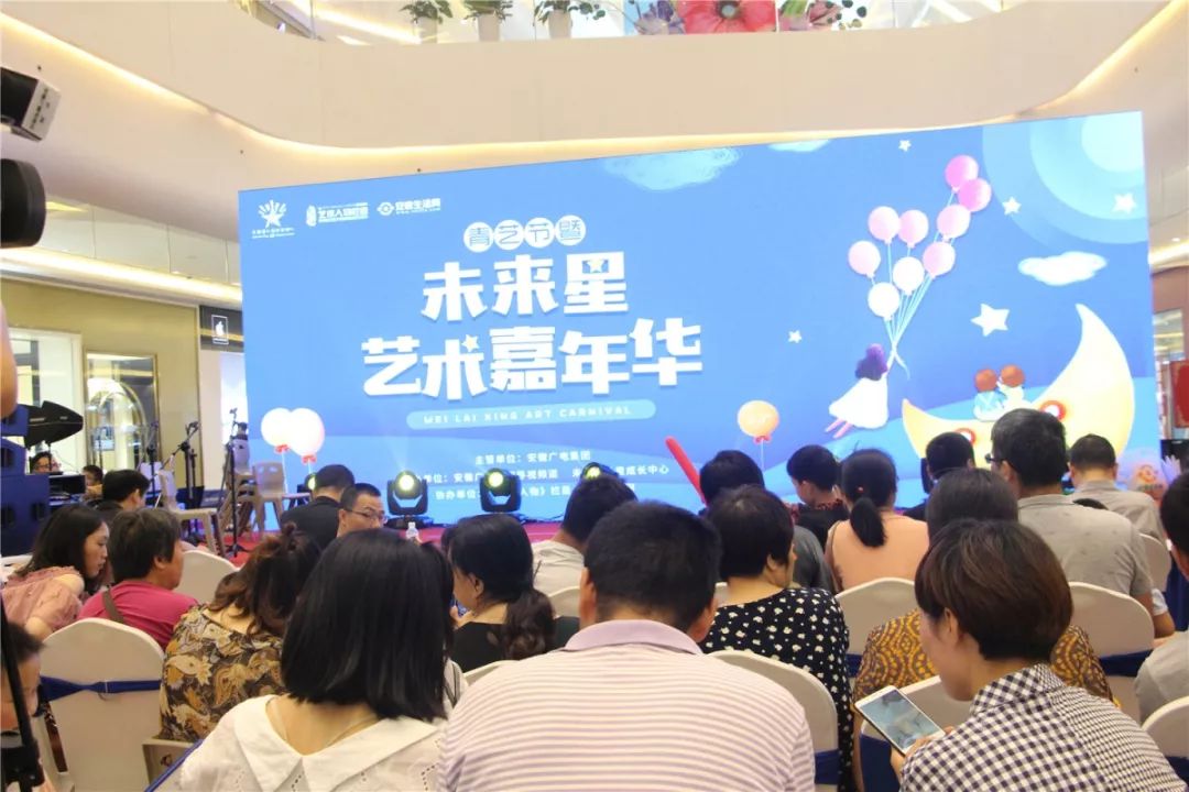 嘉年华般的封闭场地跳马比赛引发阵阵掌声