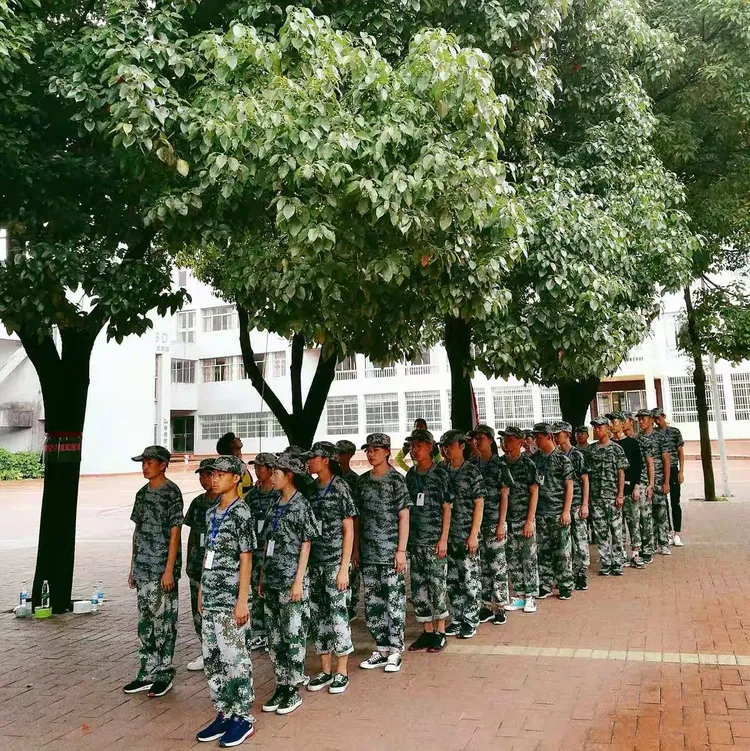 队员技术娴熟意志坚定赢得挑战的简单介绍