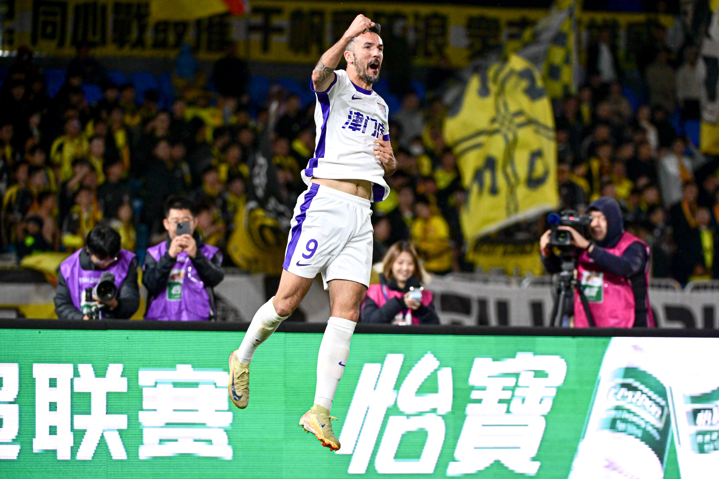 足坛魔术师梅开二度，助球队胜出