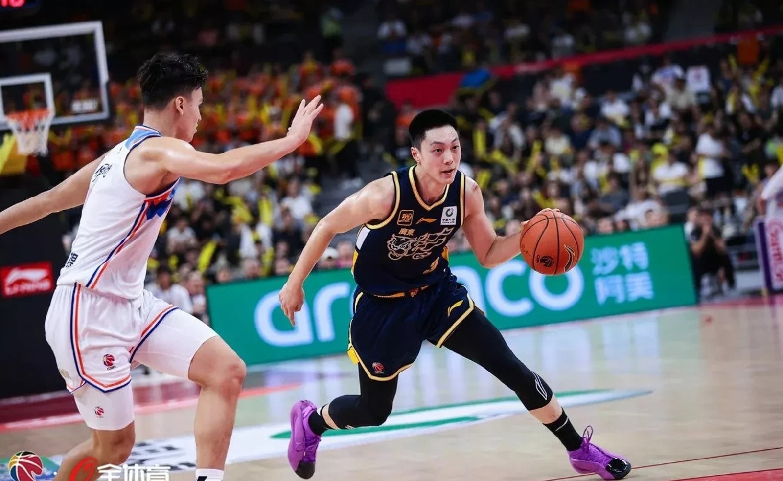 九游体育官方入口-广东队再度压倒新疆男篮，保持不败金身