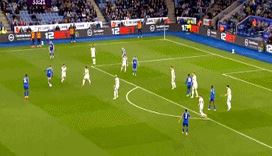 足球赛场上的惊险一幕，胜败皆是常态！