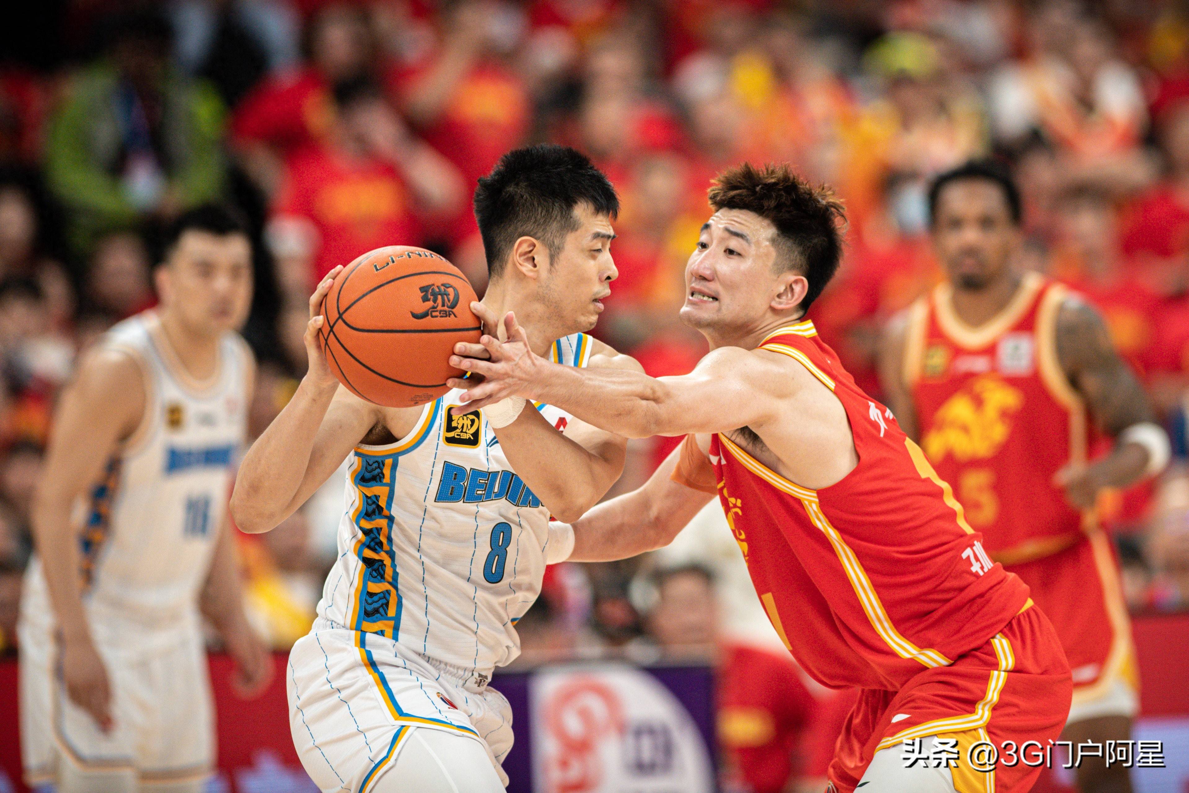 双方球队在比赛中尽展实力和技术