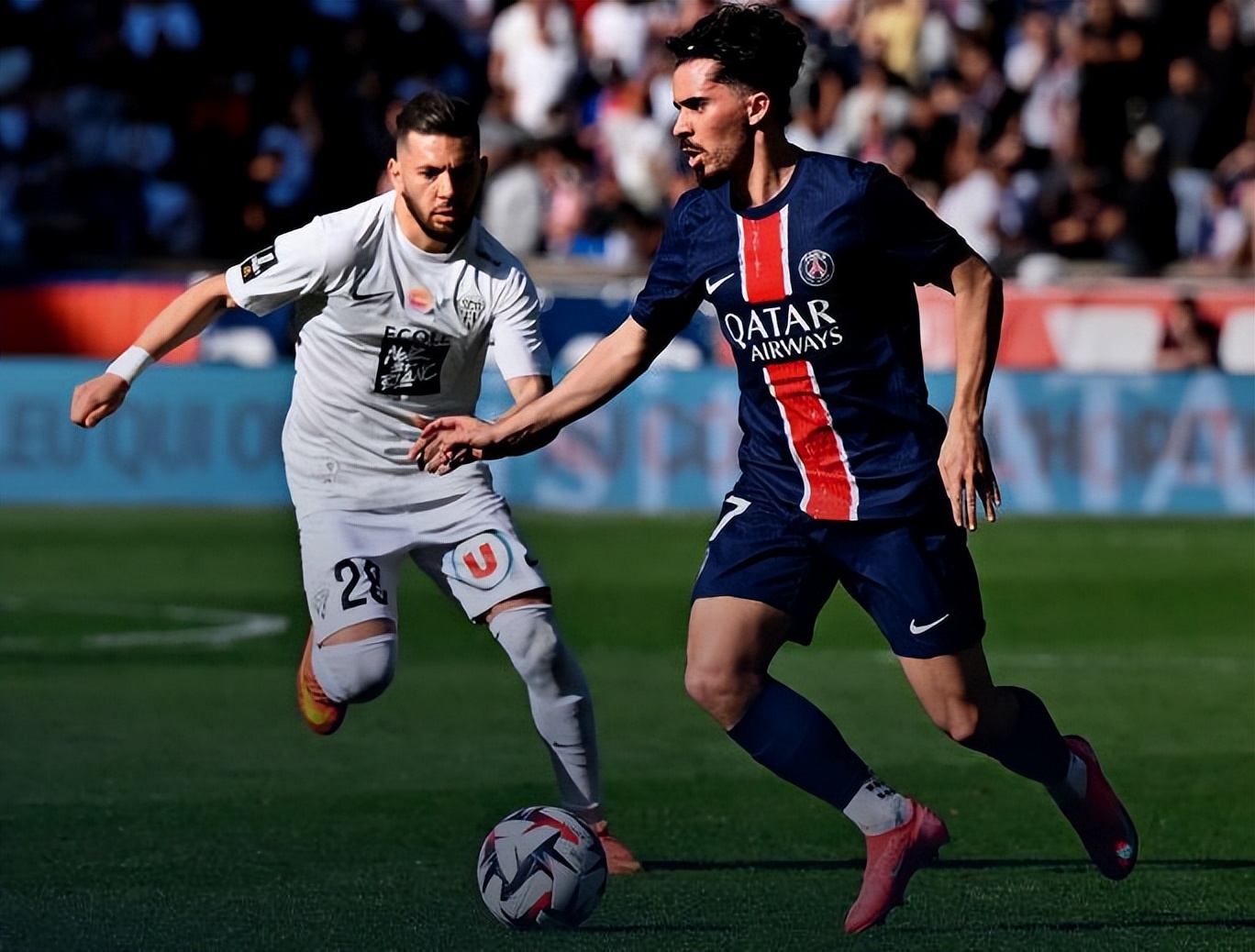 巴黎圣日耳曼神勇击败对手，不畏强敌