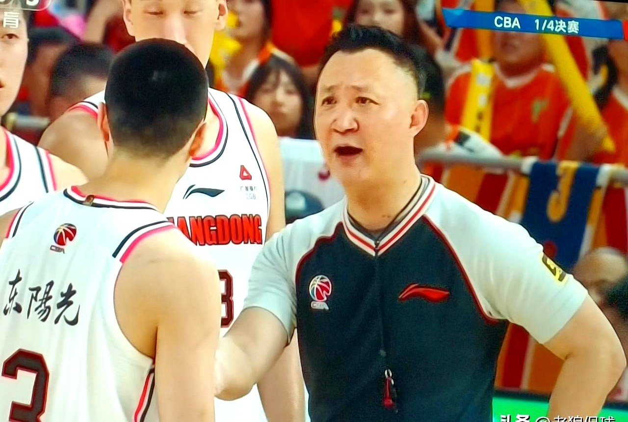 裁判判罚！主裁严办犯规对球队造成挑战