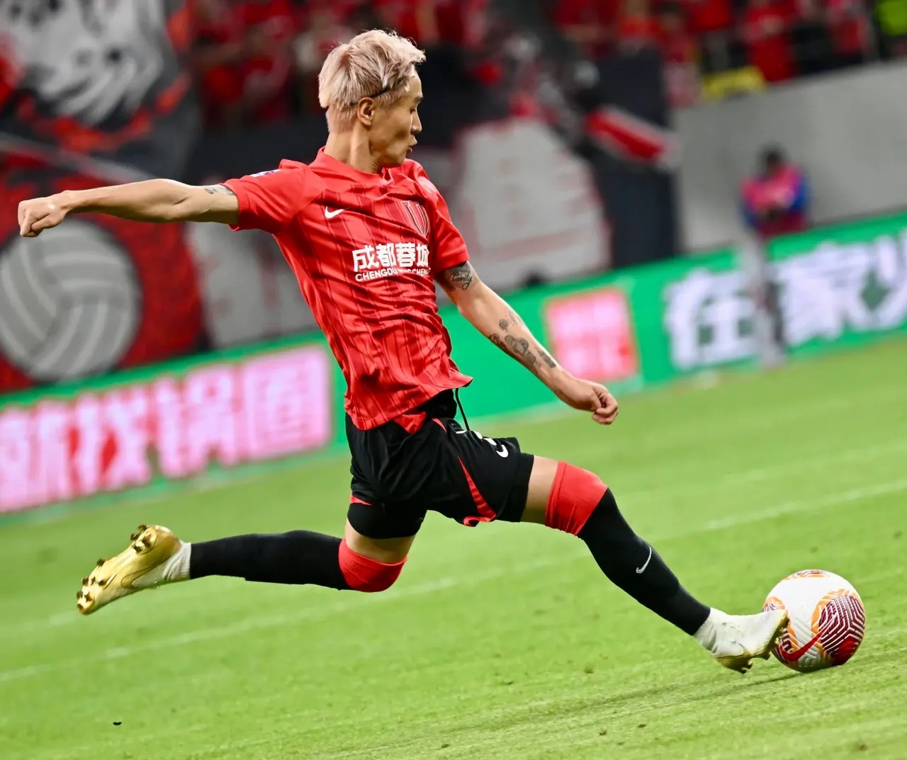 亚洲球员在比赛中发挥出众，赢得掌声