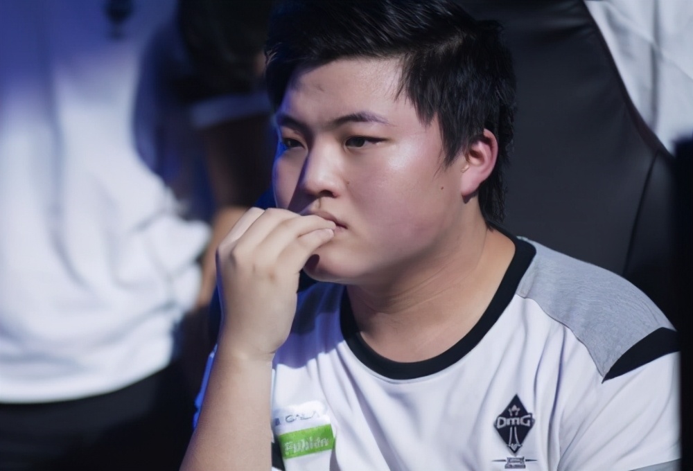 九游娱乐app下载-SHR险胜BRO，Uzi关键团战开团秒人激烈交锋小组赛，点燃全场激情