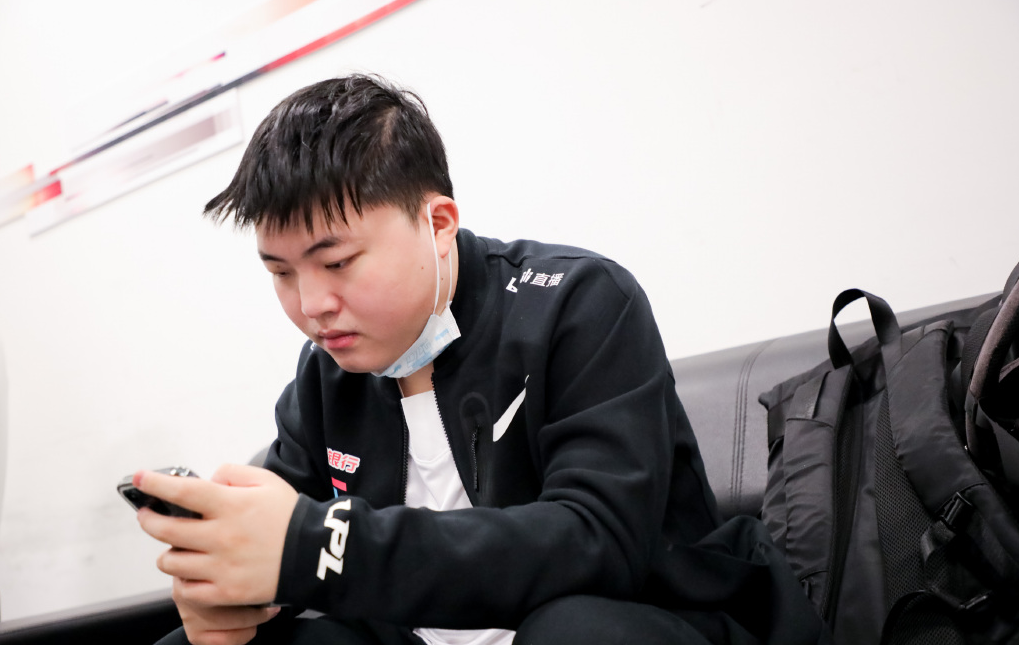 SHR险胜BRO，Uzi关键团战开团秒人激烈交锋小组赛，点燃全场激情