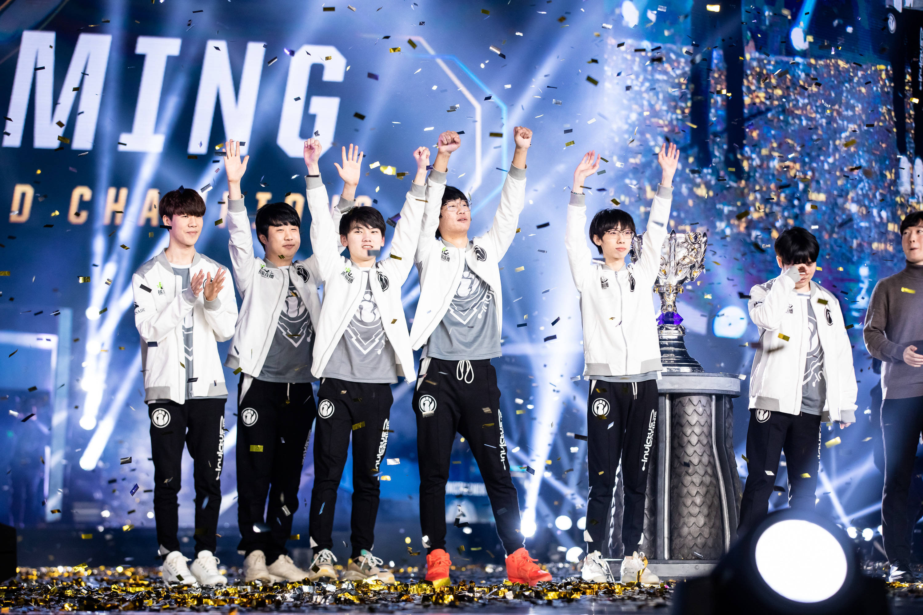 TES鏖战DFM，Faker极限生还后反打峡谷大战小组赛，让粉丝疯狂欢呼