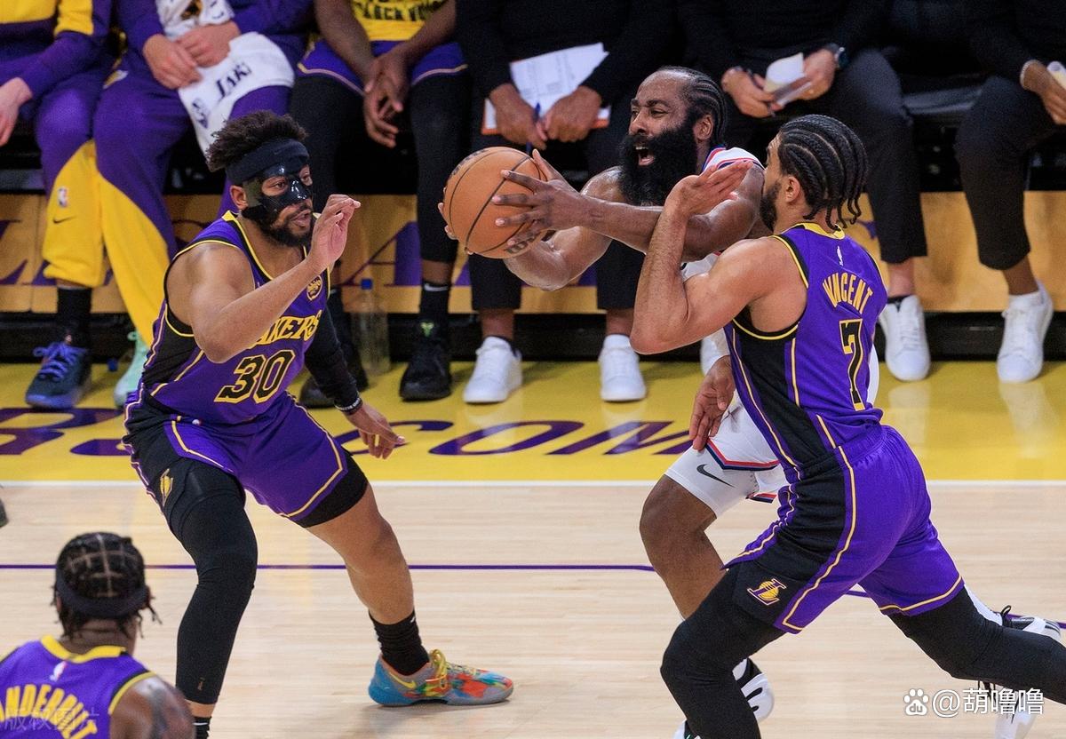 快船球队凭借强大后卫组合击败湖人