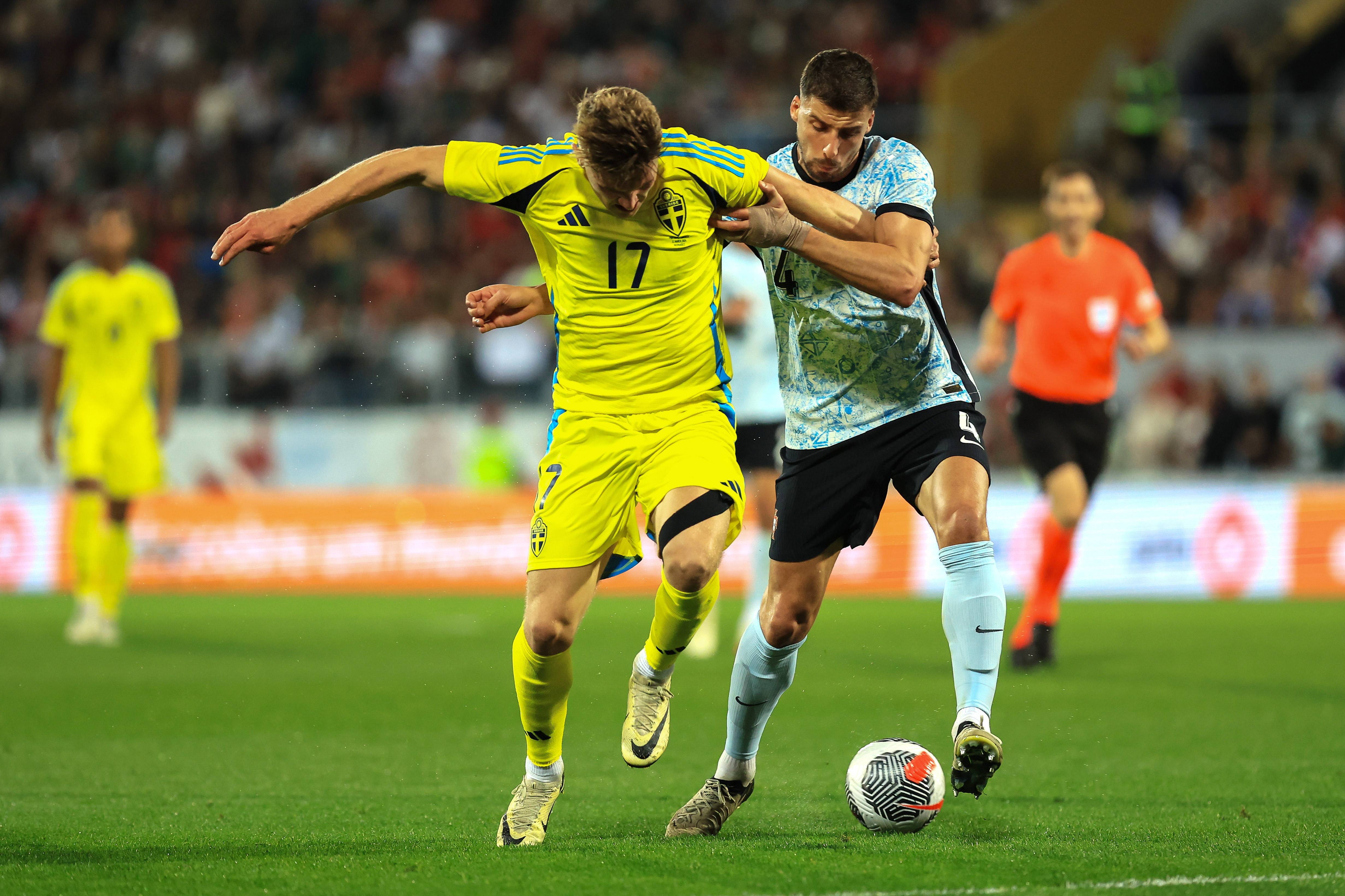 足球比赛展现实力，球队团结拼搏