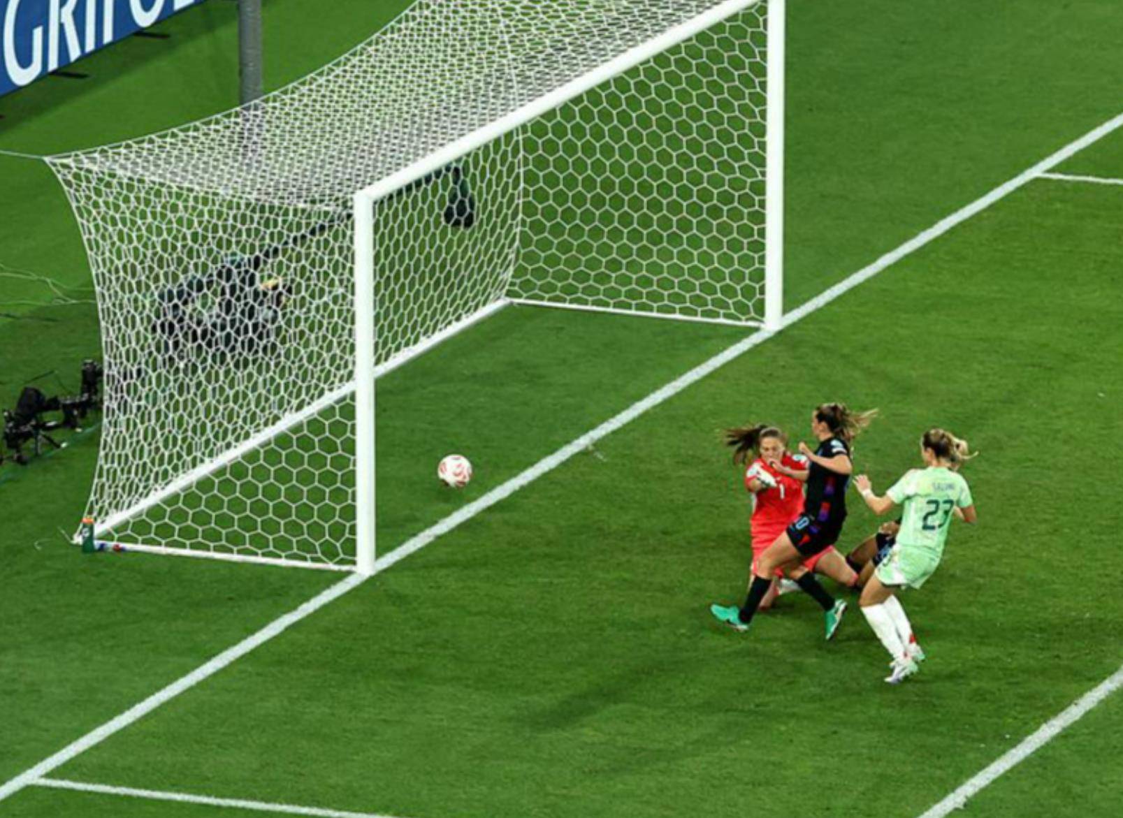 九游官网-意大利女足比赛中势不可挡，赢得观众掌声