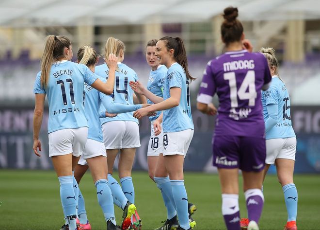 意大利女足比赛中势不可挡，赢得观众掌声