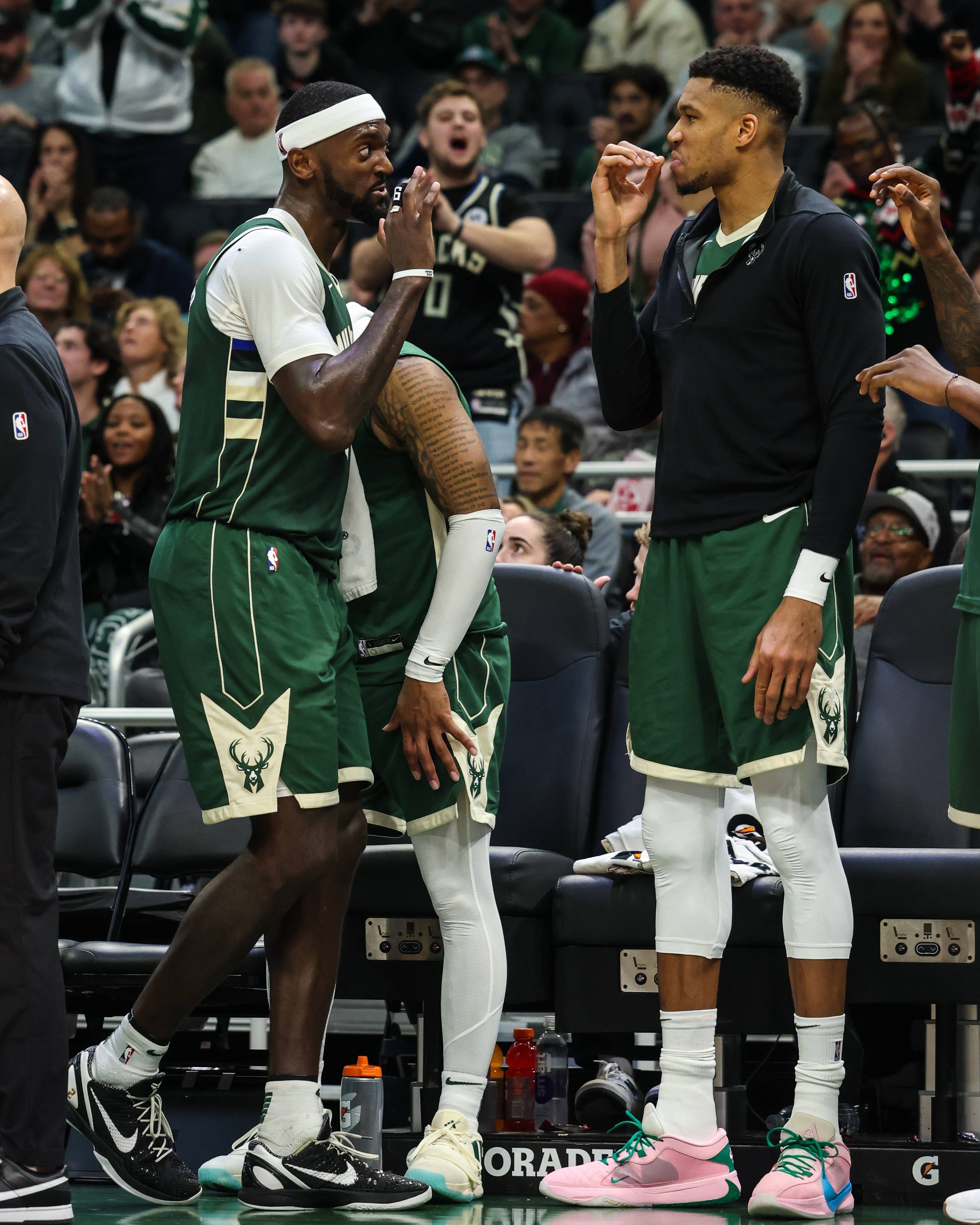 雄鹿大胜开拓者结束两连败