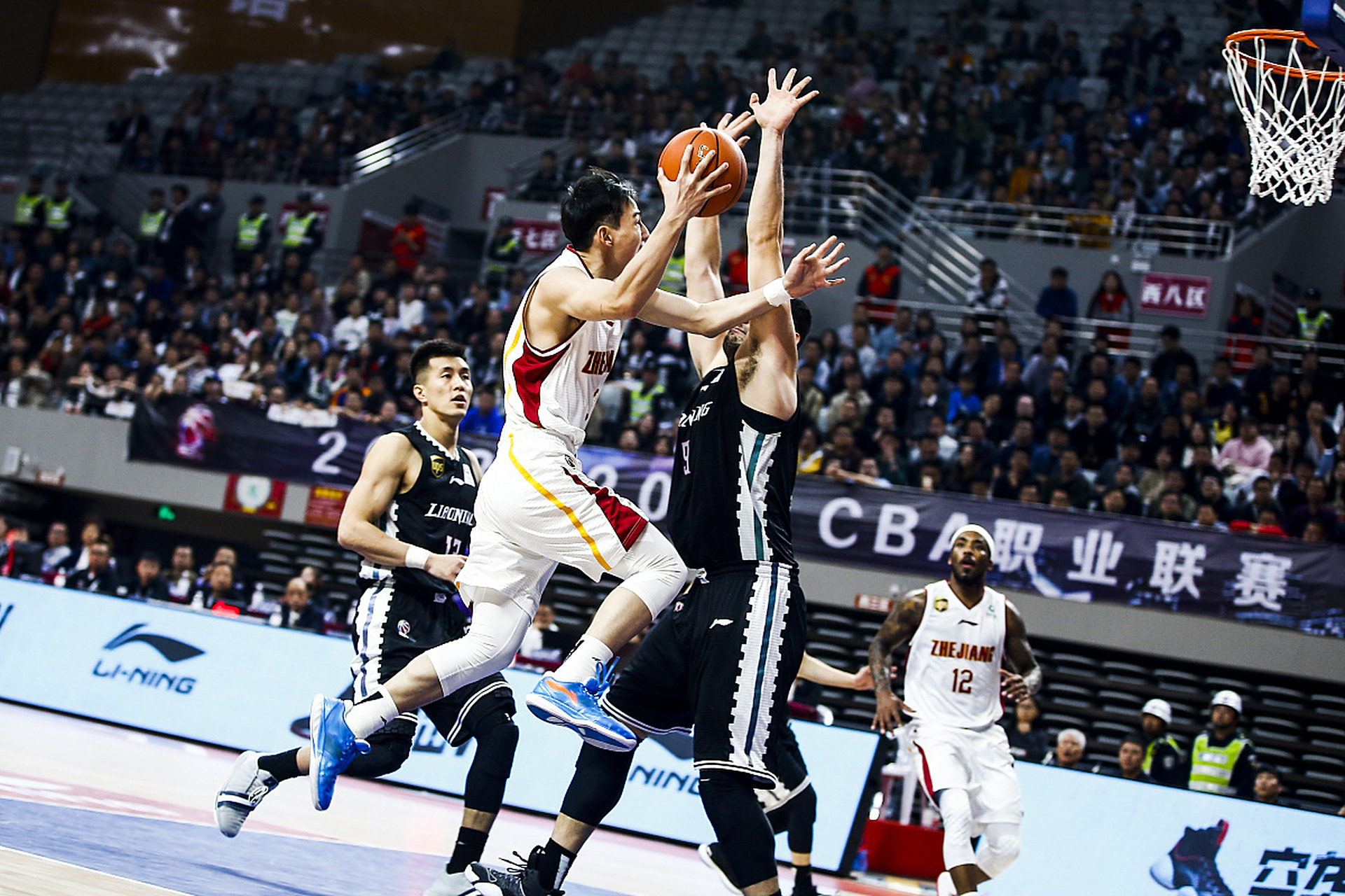 76人队胜鹈鹕队，西蒙斯全面发挥贡献三双