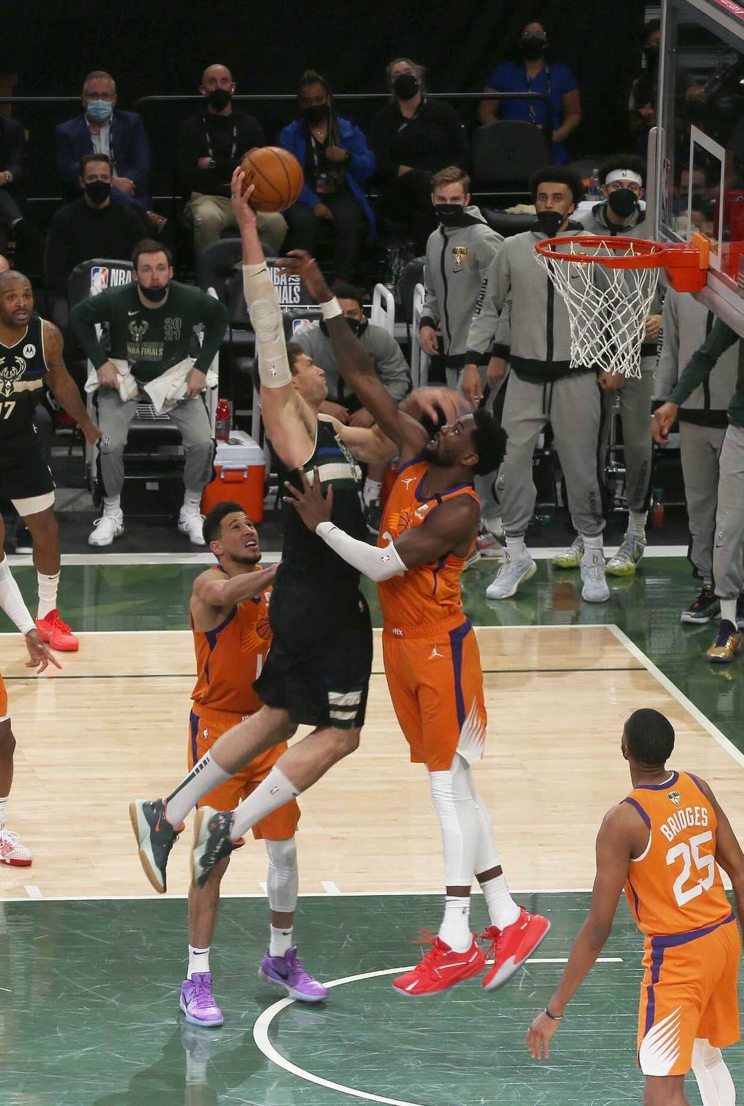 九游体育-总决赛首场比赛：湖人战胜雄鹿