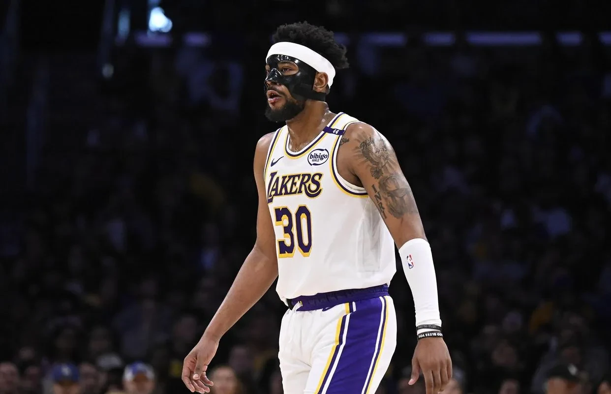 总决赛首场比赛：湖人战胜雄鹿