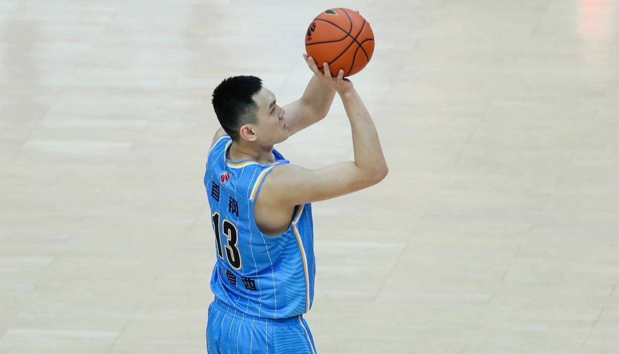 北京首钢队新赛季挑战难度大增，球员备战艰苦