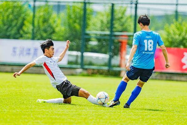 足球赛事风云再现，精彩对决引来关注