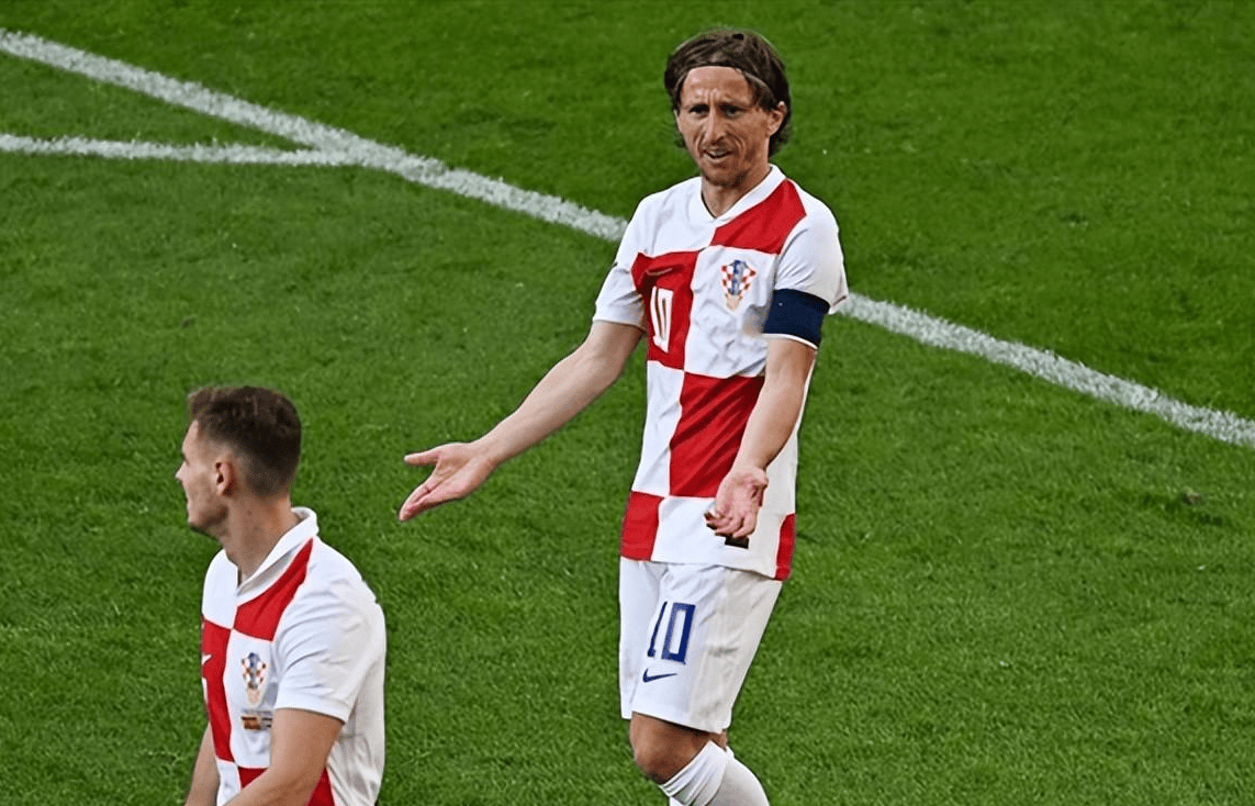 奥格斯堡球队迅速扭转颓势，连胜势头强劲