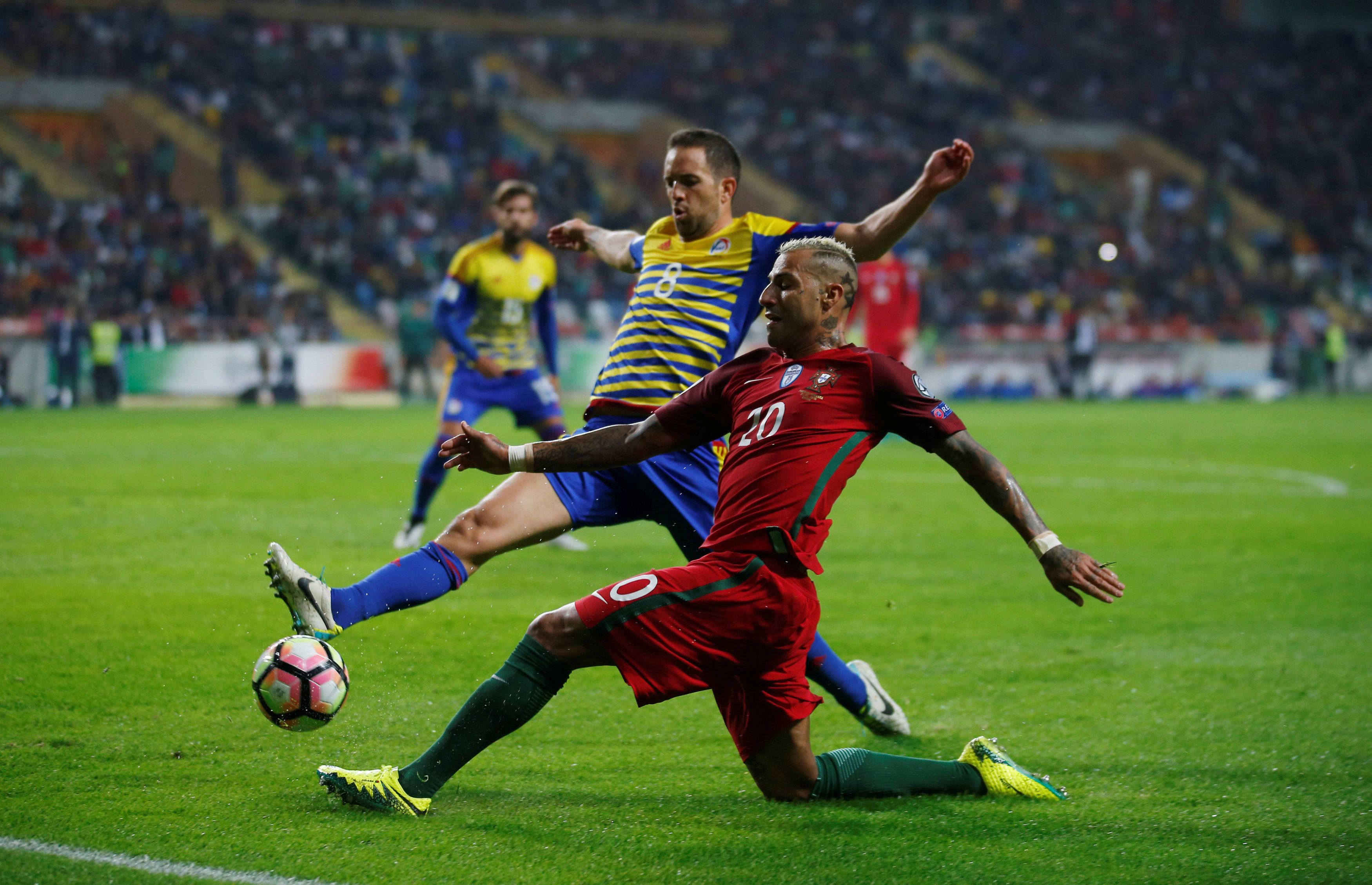 欧洲杯联赛出乎意料的胜负，赛场波澜壮阔