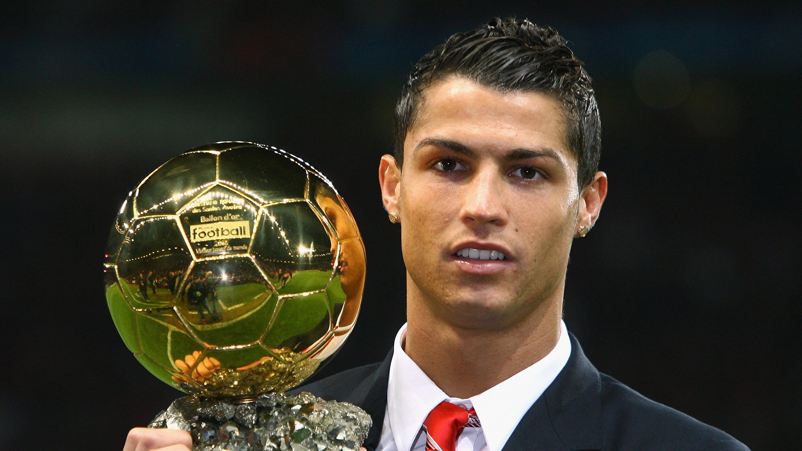 群山低语,玫瑰凋零,迪马利亚的弧线划过温布利的黄昏